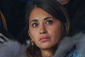​巴黎欧冠出局，梅西遭球迷唏嘘，安东内拉几欲落泪