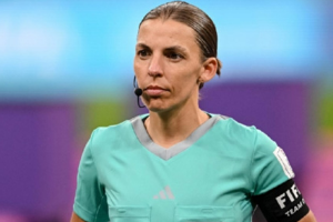 斯蒂芬妮-弗拉帕尔成首位在世界杯执法的女性主裁判