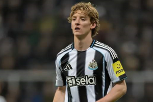 英超3大豪门抢夺签约25岁戈登