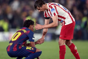 欧冠1/4决赛输球 巴萨18岁亚马尔蹲地哭泣